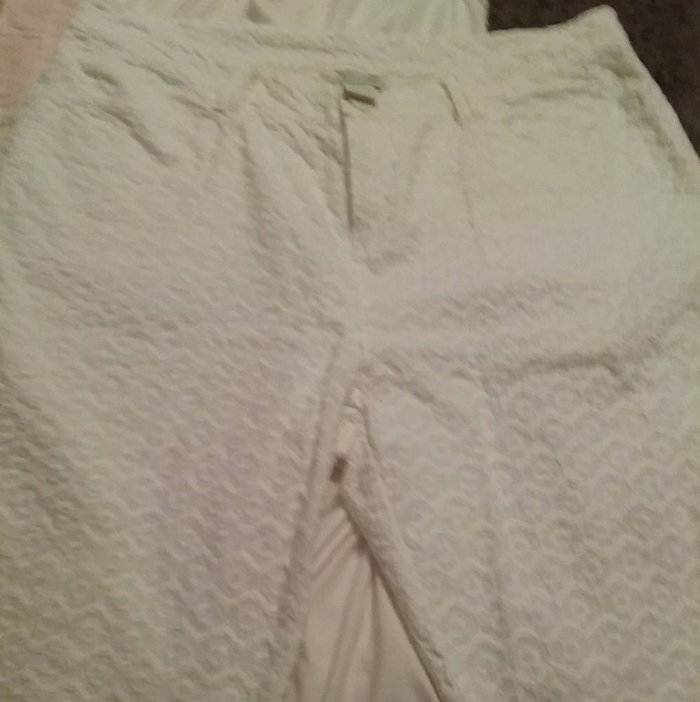 Ann Taylor Pretty scalloped edge white shorts 12